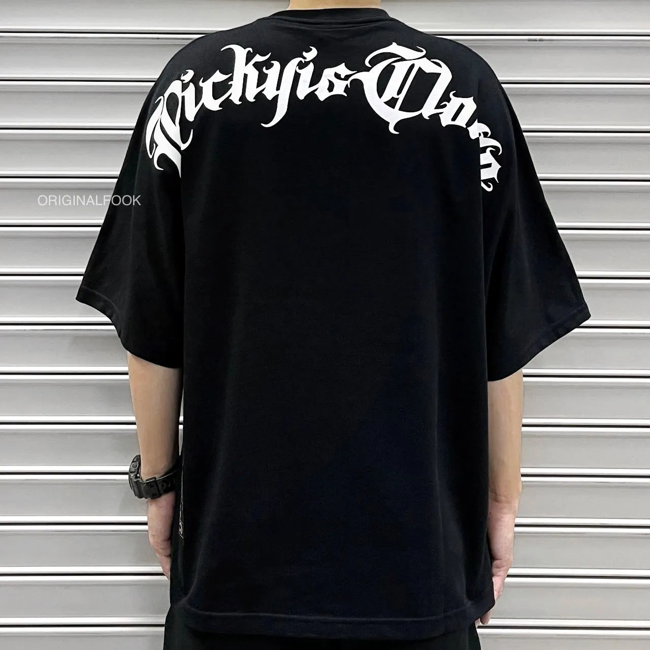 Rickyisclown [RIC] Cursive Gothic Drop Shoulder Tee Black [R7230213E-K8]